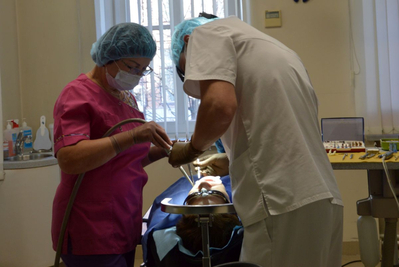 Найти работу врача хирурга. Реклама медиков. Найти работу врача хирурга. Врач в операционной девушка. Мужчина хирург в операционной.